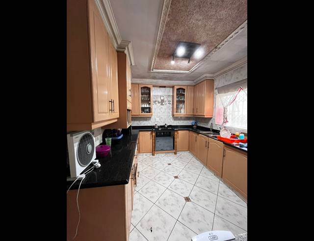 4 BEDROOM HOUSE FOR SALE IN SEA VIEW